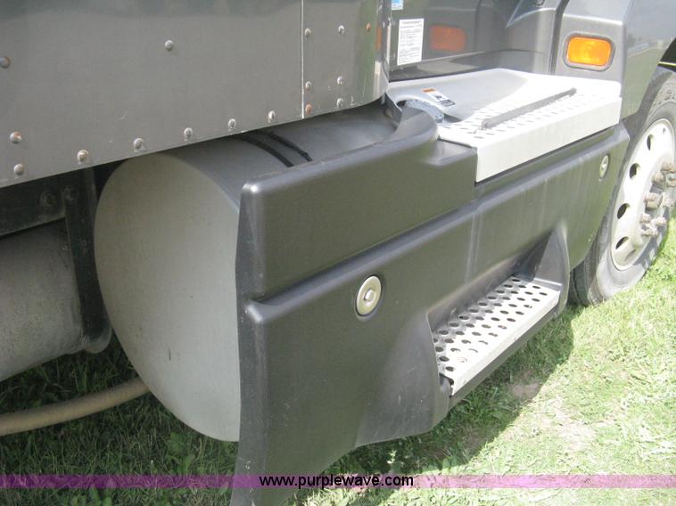 image for item H6311 2006 Kenworth T600B semi truck