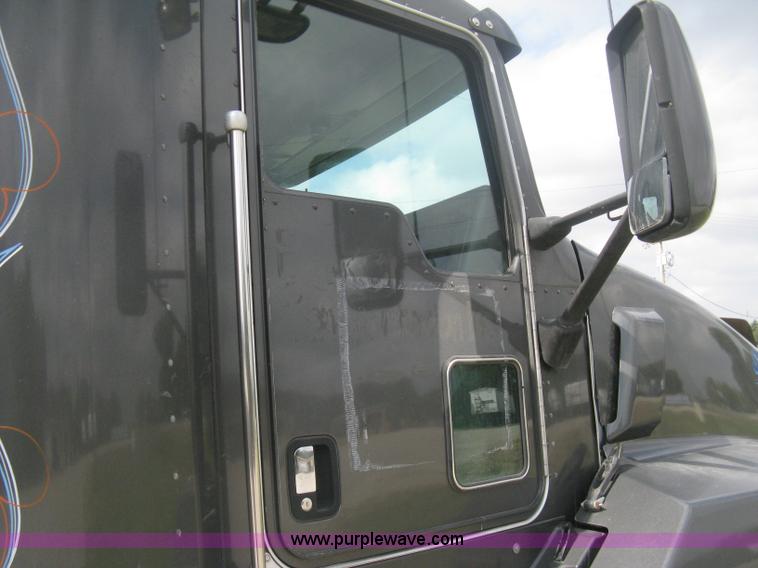 image for item H6311 2006 Kenworth T600B semi truck
