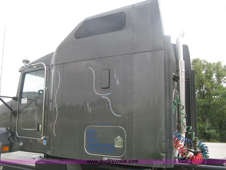 image for item H6311 2006 Kenworth T600B semi truck