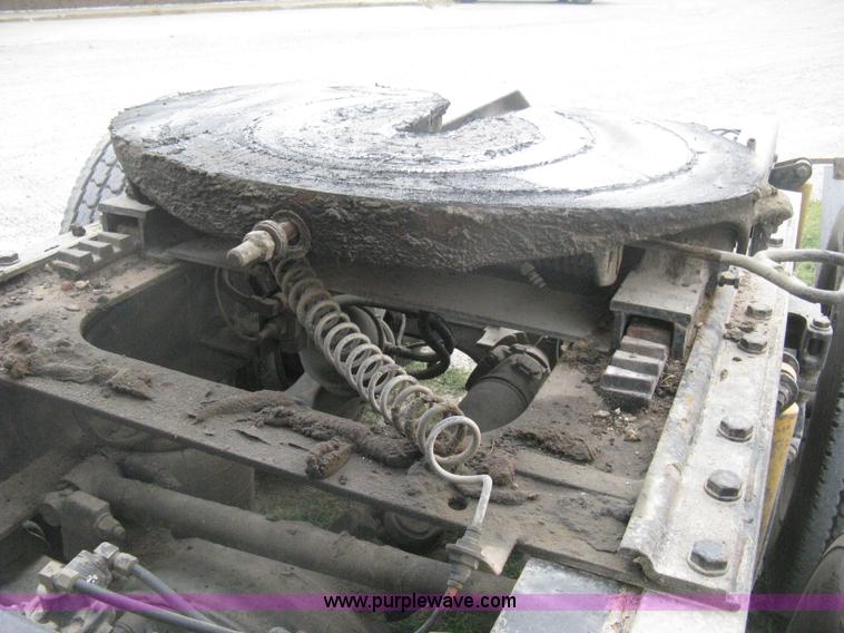 image for item H6311 2006 Kenworth T600B semi truck