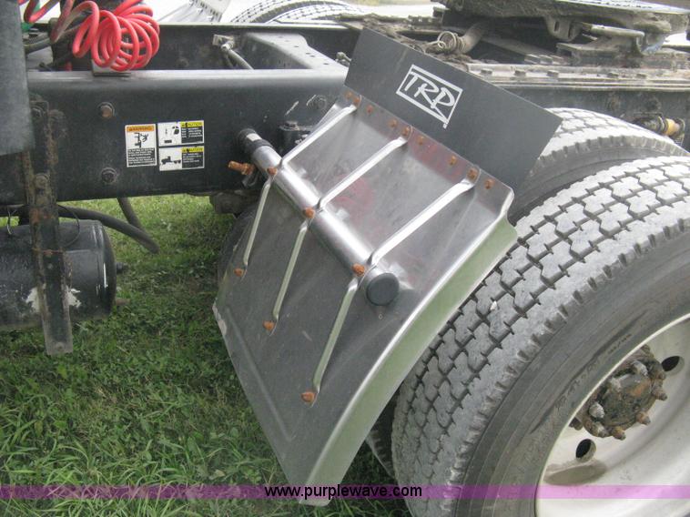 image for item H6311 2006 Kenworth T600B semi truck