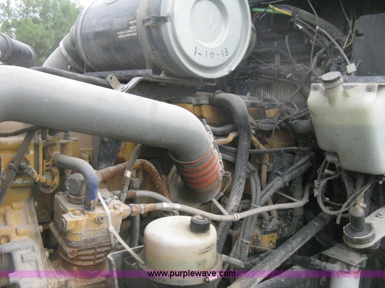 image for item H6311 2006 Kenworth T600B semi truck