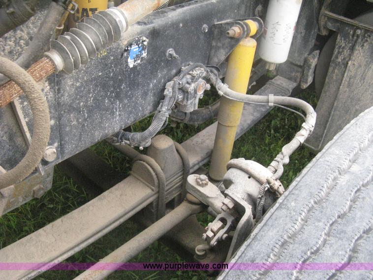 image for item H6311 2006 Kenworth T600B semi truck