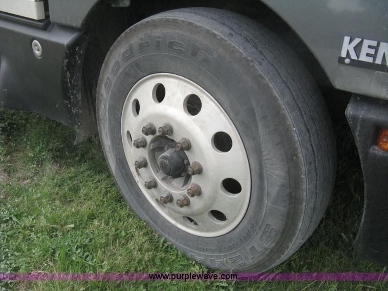 image for item H6311 2006 Kenworth T600B semi truck