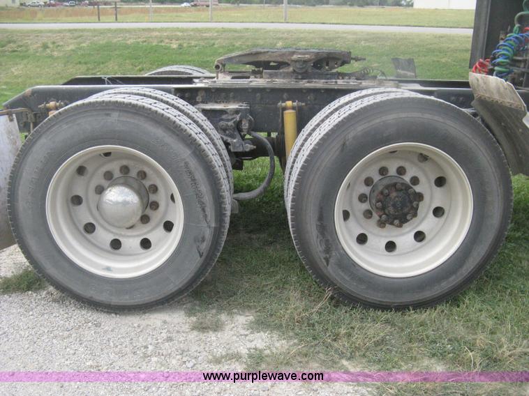 image for item H6311 2006 Kenworth T600B semi truck