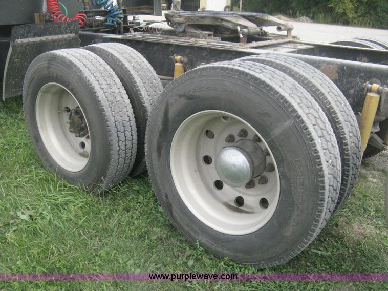 image for item H6311 2006 Kenworth T600B semi truck