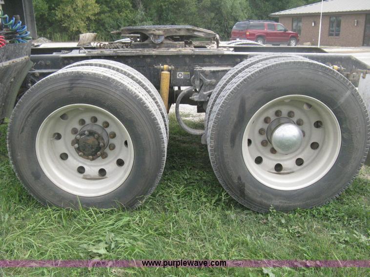 image for item H6311 2006 Kenworth T600B semi truck