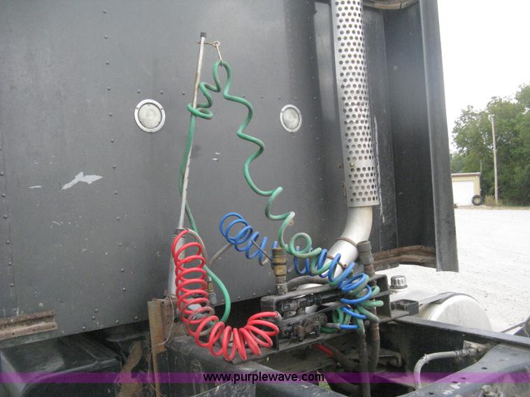 image for item H6311 2006 Kenworth T600B semi truck