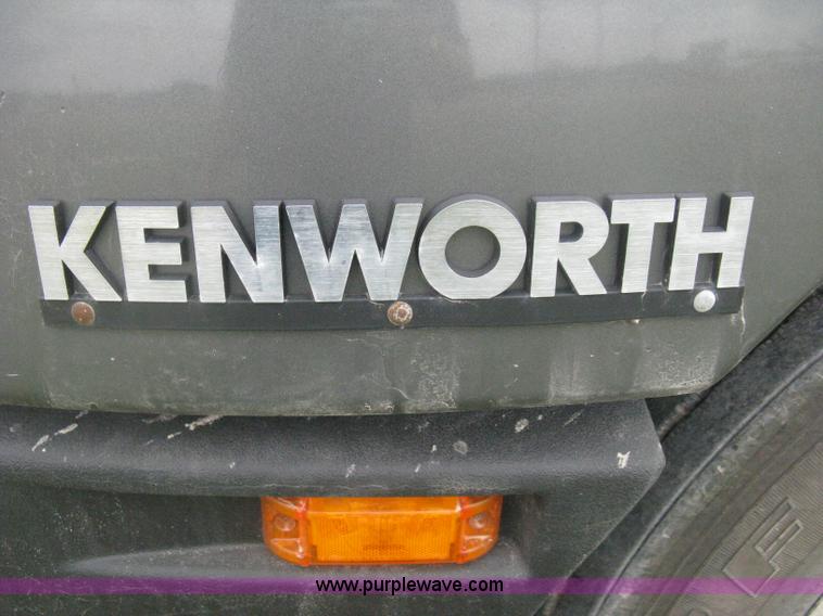 image for item H6311 2006 Kenworth T600B semi truck