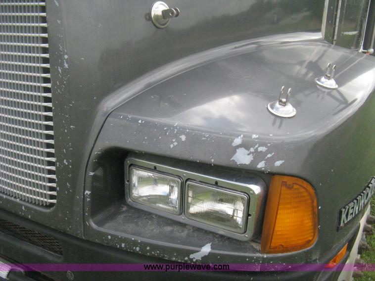 image for item H6311 2006 Kenworth T600B semi truck