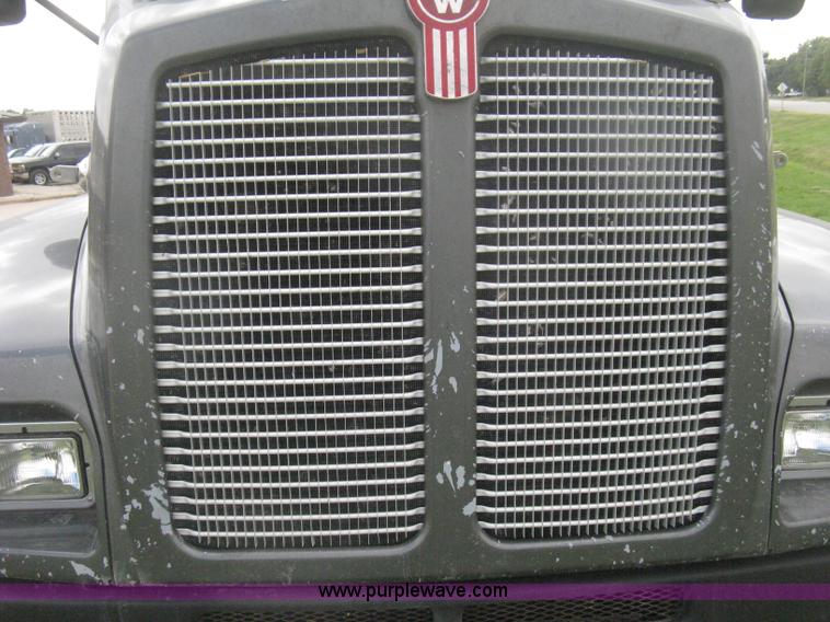 image for item H6311 2006 Kenworth T600B semi truck