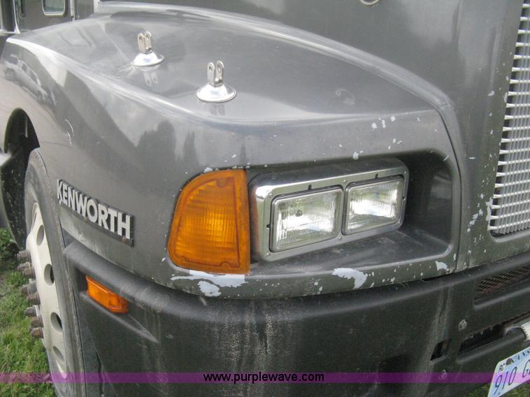 image for item H6311 2006 Kenworth T600B semi truck