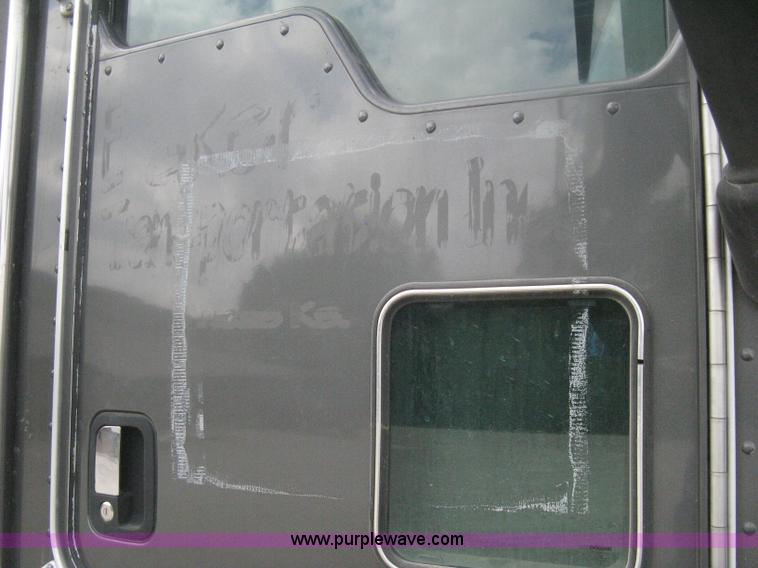 image for item H6311 2006 Kenworth T600B semi truck