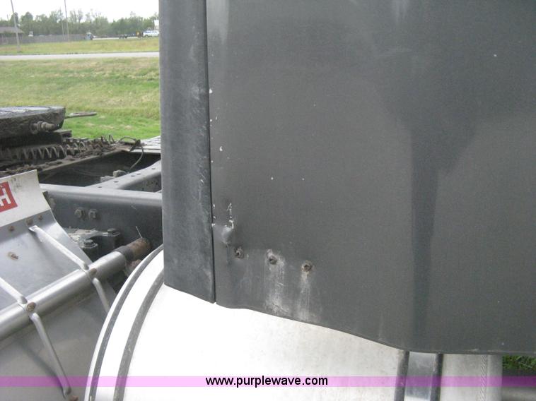 image for item H6311 2006 Kenworth T600B semi truck