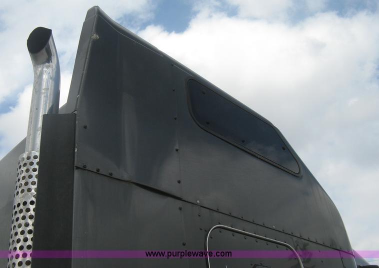 image for item H6311 2006 Kenworth T600B semi truck