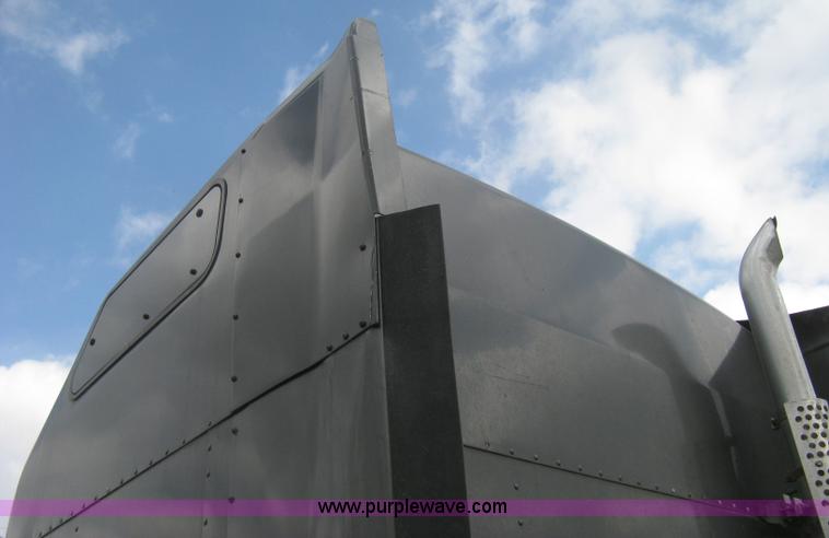 image for item H6311 2006 Kenworth T600B semi truck