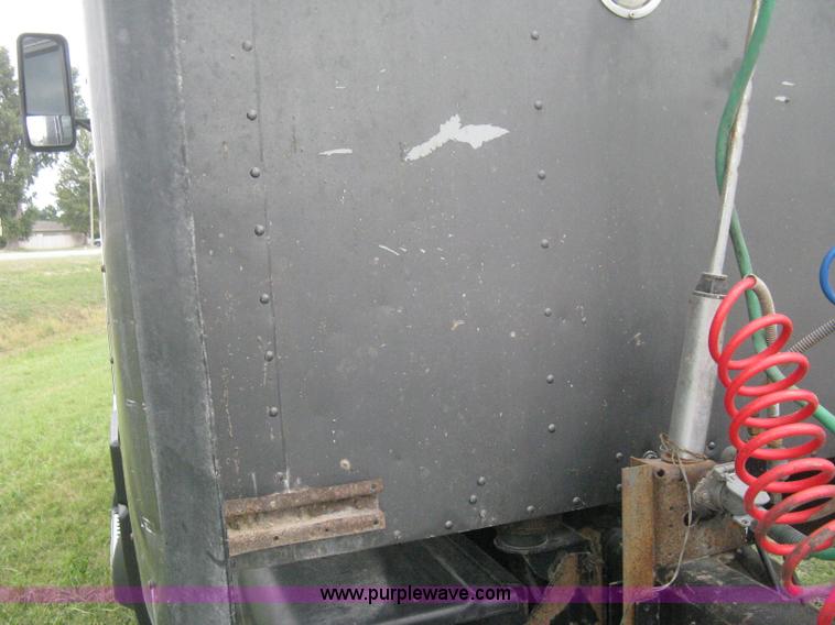 image for item H6311 2006 Kenworth T600B semi truck