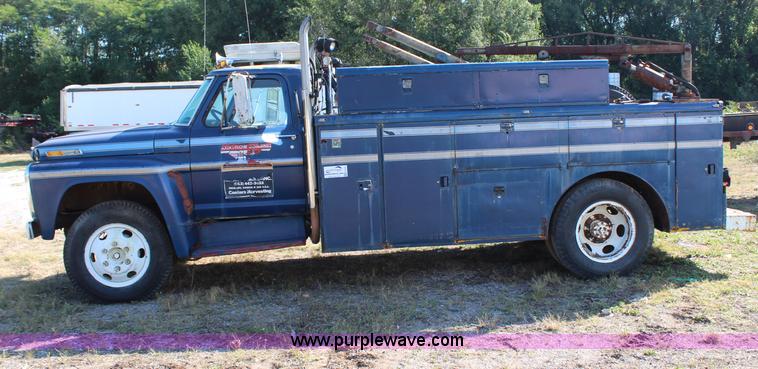image for item H6752 1967 Ford F600 service truck