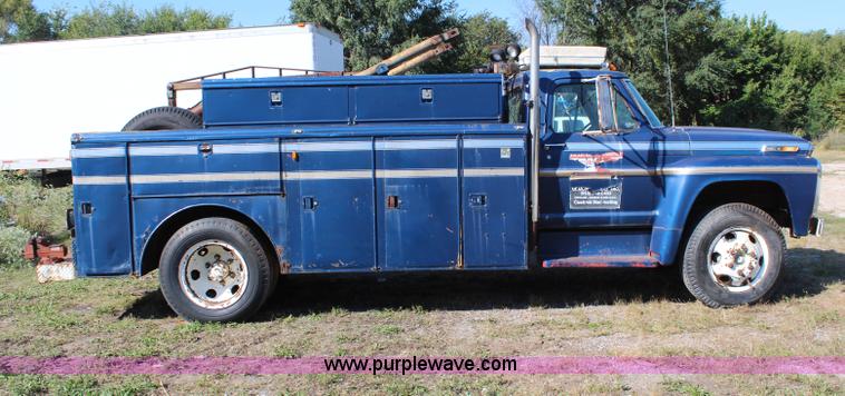 image for item H6752 1967 Ford F600 service truck
