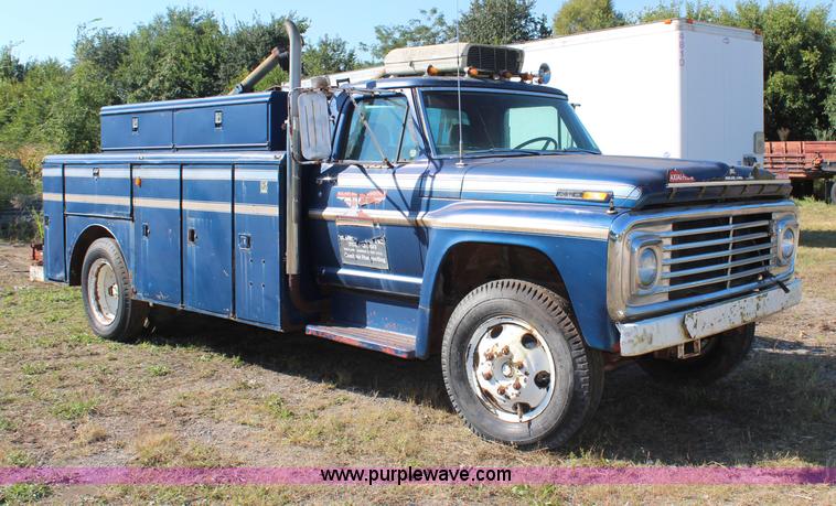 image for item H6752 1967 Ford F600 service truck