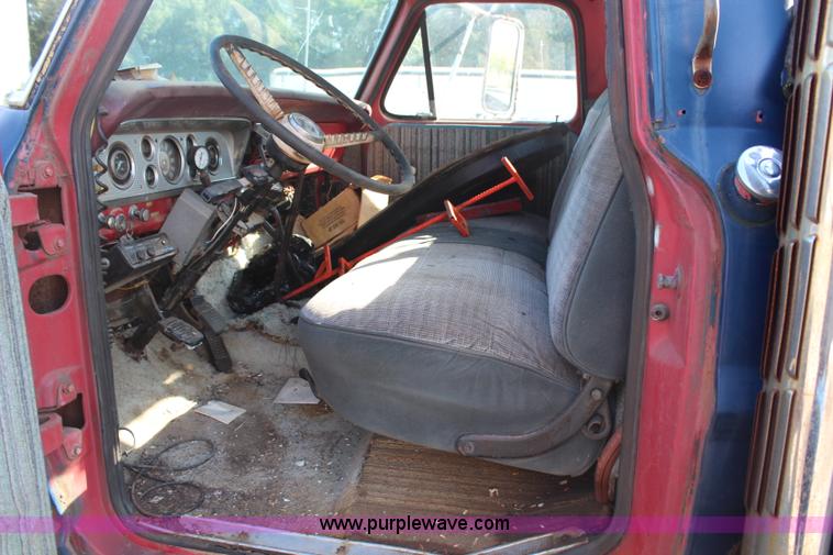 image for item H6752 1967 Ford F600 service truck