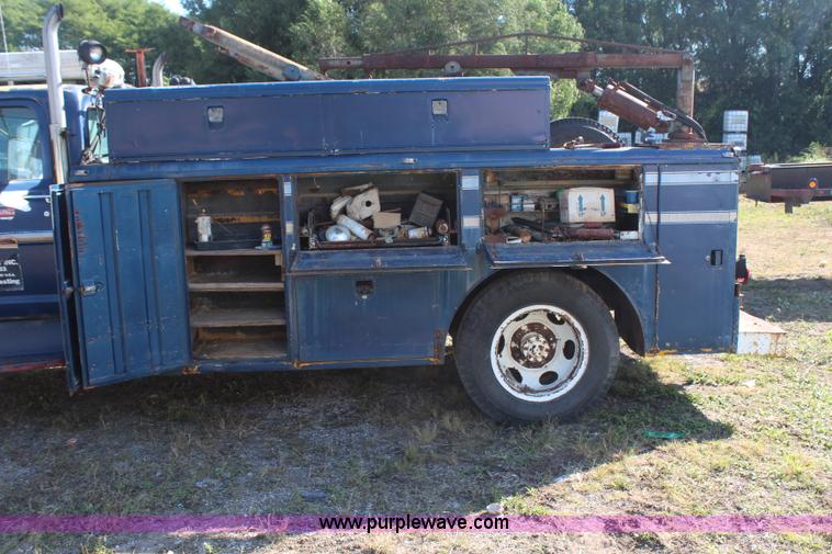 image for item H6752 1967 Ford F600 service truck
