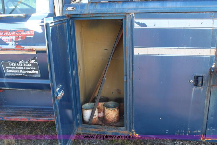 image for item H6752 1967 Ford F600 service truck