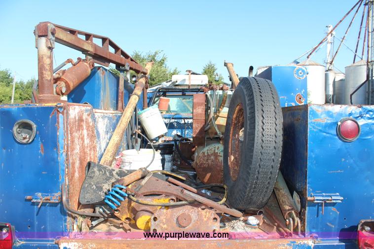 image for item H6752 1967 Ford F600 service truck