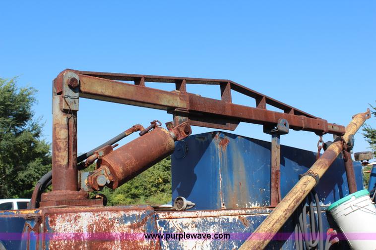 image for item H6752 1967 Ford F600 service truck