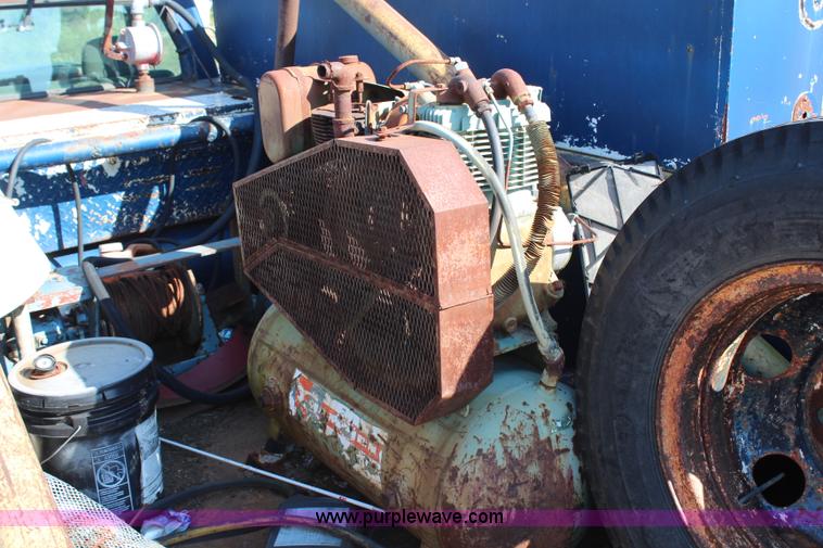 image for item H6752 1967 Ford F600 service truck