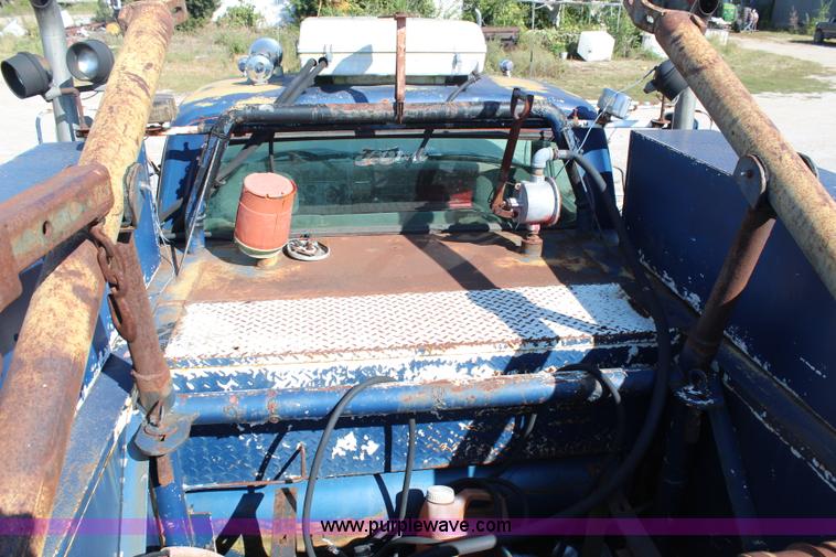 image for item H6752 1967 Ford F600 service truck