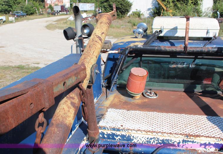 image for item H6752 1967 Ford F600 service truck