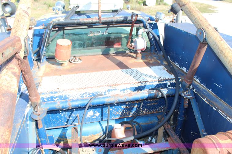 image for item H6752 1967 Ford F600 service truck