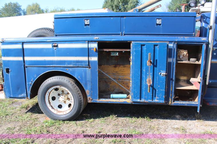 image for item H6752 1967 Ford F600 service truck
