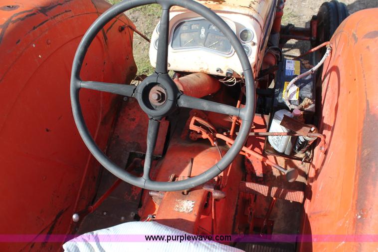 image for item H6786 1961 Case 930 tractor