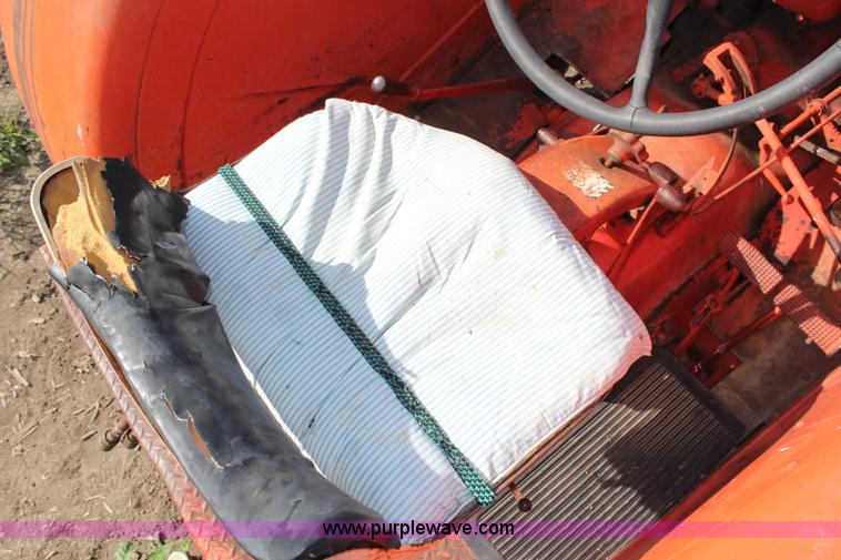 image for item H6786 1961 Case 930 tractor