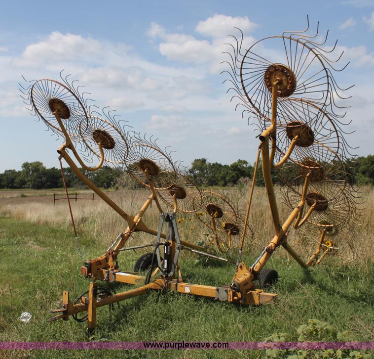 image for item H7337 Vermeer WR24 hay rake
