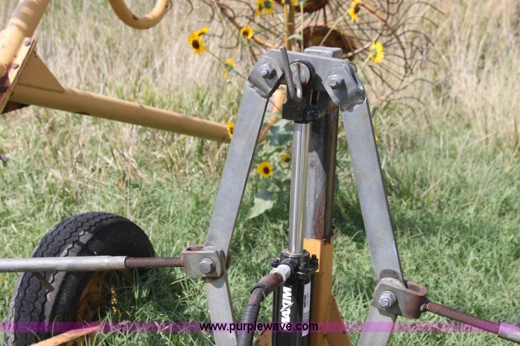 image for item H7337 Vermeer WR24 hay rake