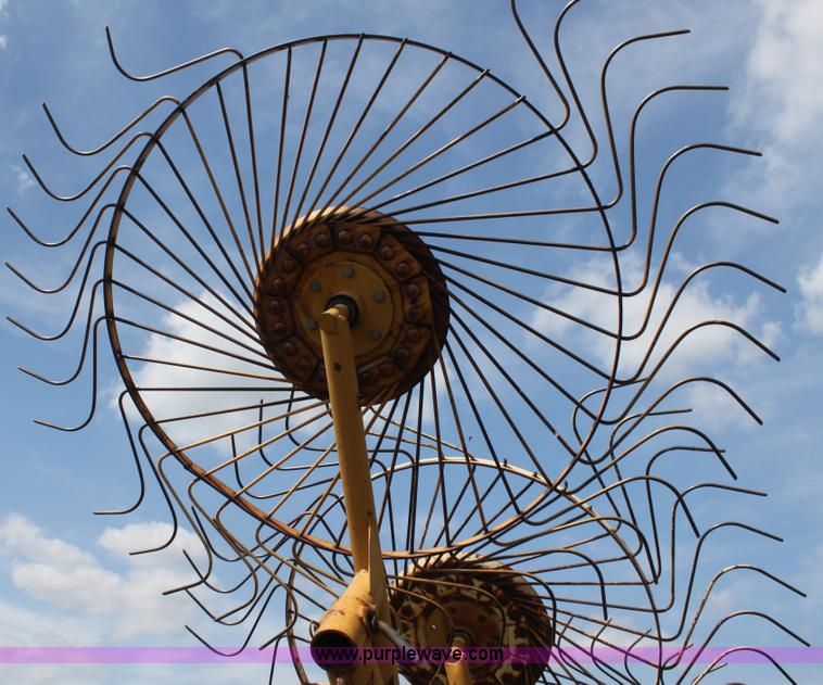 image for item H7337 Vermeer WR24 hay rake