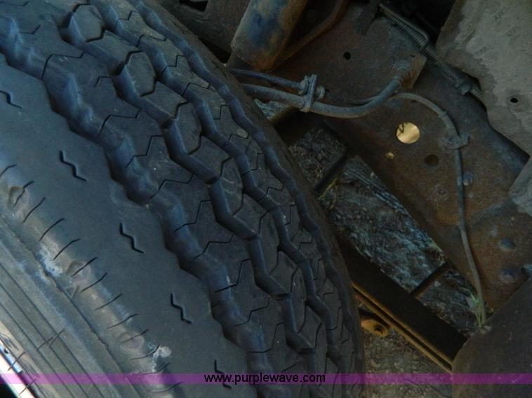 image for item AD9963 1999 Ford F550 box truck