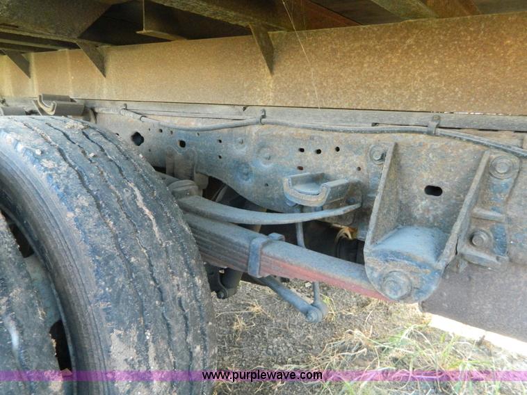 image for item AD9963 1999 Ford F550 box truck