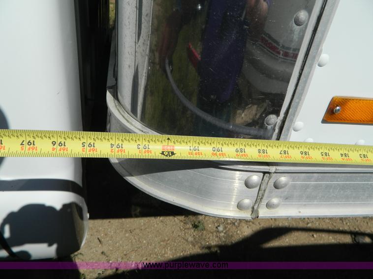 image for item AD9963 1999 Ford F550 box truck