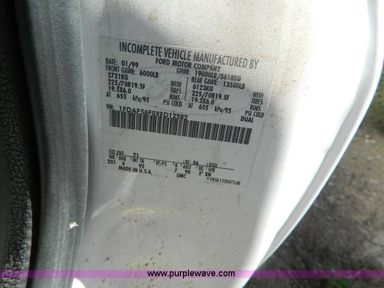 image for item AD9963 1999 Ford F550 box truck