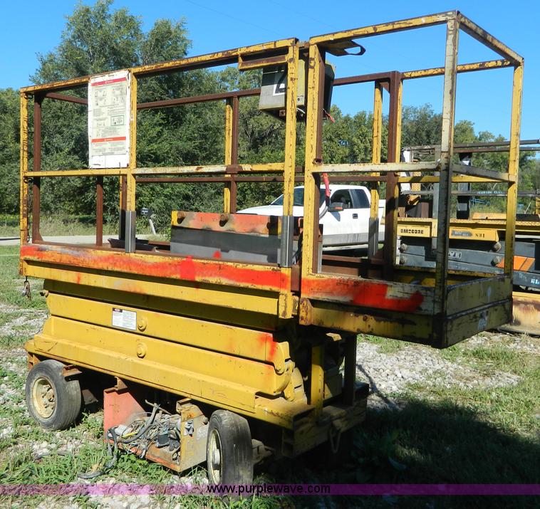 image for item AD9979 Yale SP-16-30 scissor lift