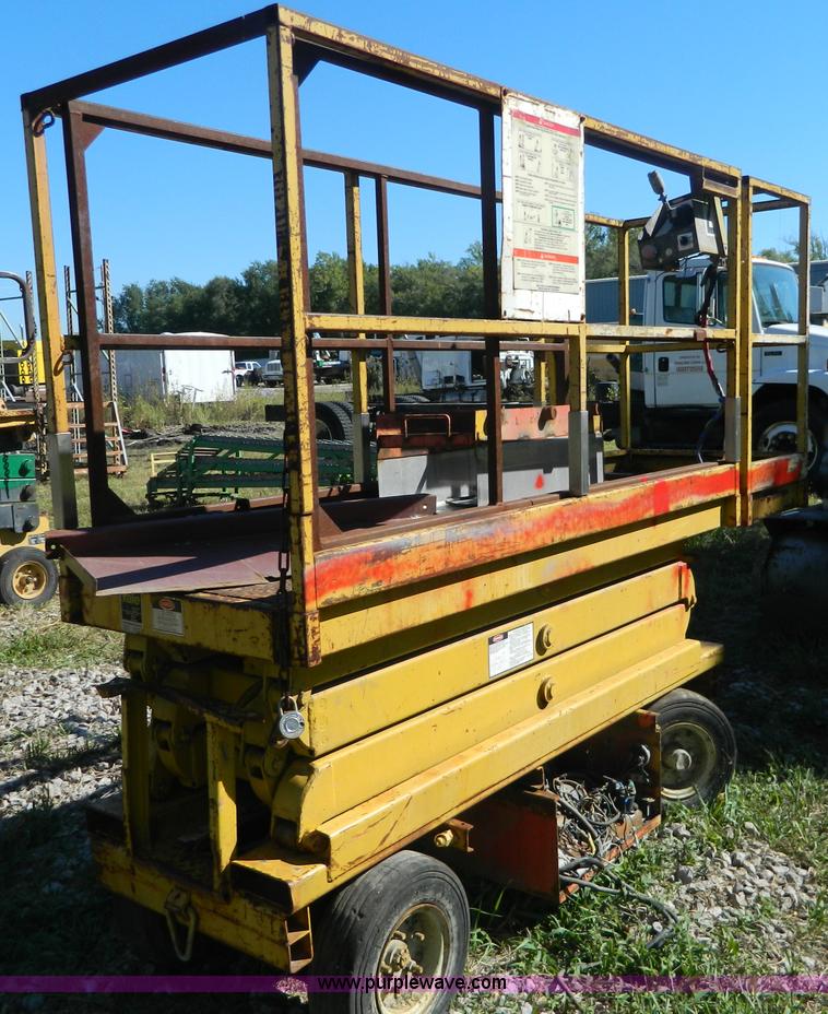 image for item AD9979 Yale SP-16-30 scissor lift
