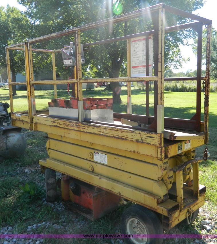 image for item AD9979 Yale SP-16-30 scissor lift