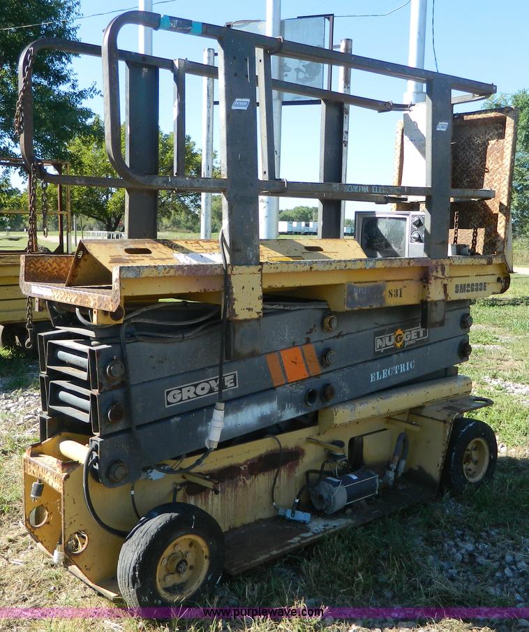 image for item AD9980 Grove SM2633F scissor lift