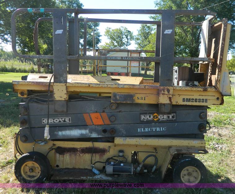 image for item AD9980 Grove SM2633F scissor lift