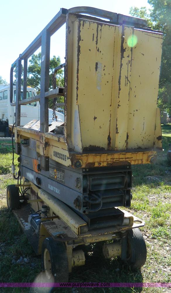 image for item AD9980 Grove SM2633F scissor lift