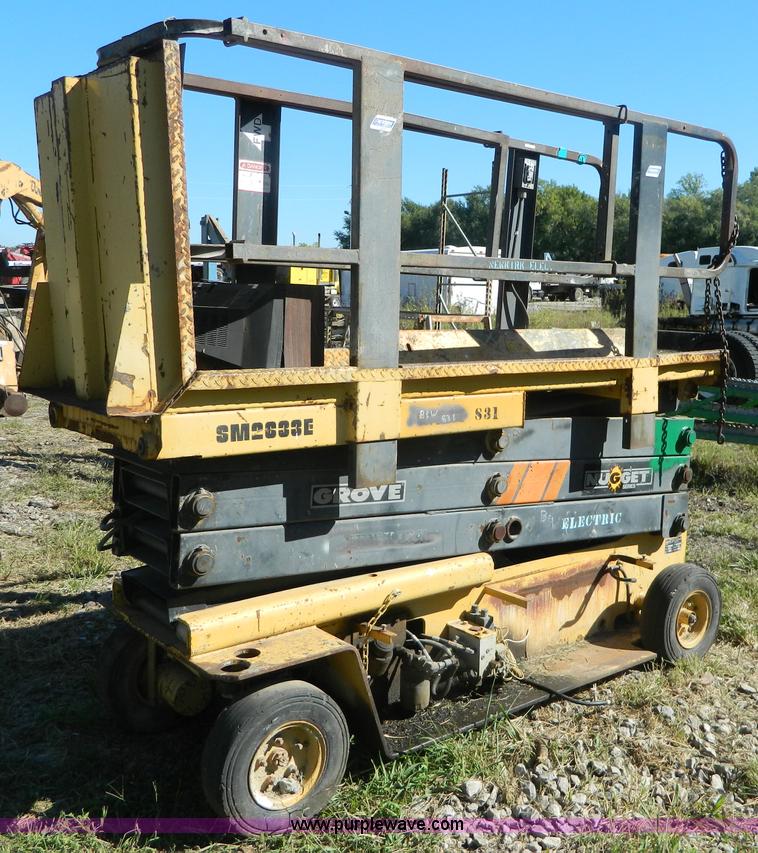 image for item AD9980 Grove SM2633F scissor lift